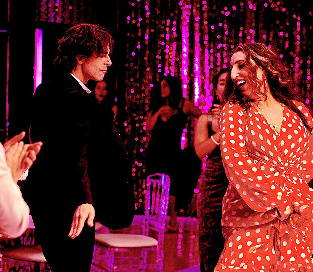 Loslassen - und: Let's dance! Rafael Turina (Eduardo Noriega) und Dolorès (Rossy de Palma) im Nachtclub.