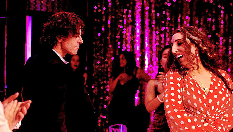 Loslassen - und: Let's dance! Rafael Turina (Eduardo Noriega) und Dolorès (Rossy de Palma) im Nachtclub. Loslassen - und: Let's dance! Rafael Turina (Eduardo Noriega) und Dolorès (Rossy de Palma) im Nachtclub.