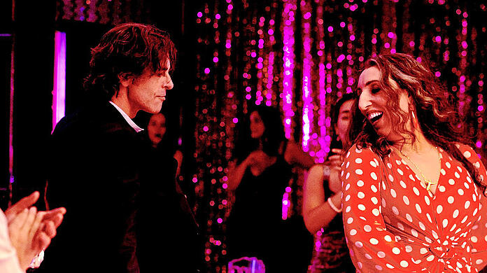 Loslassen - und: Let's dance! Rafael Turina (Eduardo Noriega) und Dolorès (Rossy de Palma) im Nachtclub.