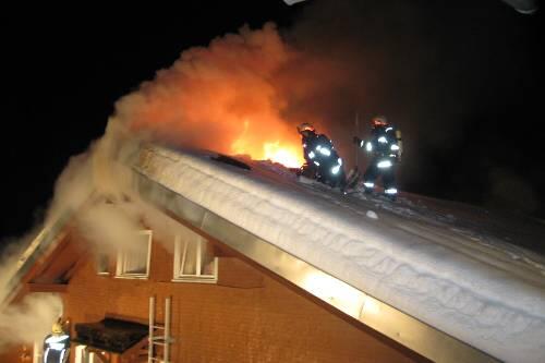 Drei Stunden kämpfte die Feuerwehr gegen Feuer - und beißende Kälte.