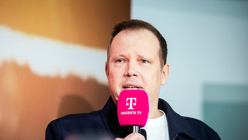 Wolff-Christoph Fuss kommentiert neben dem WM-Eröffnungsspiel am Donnerstag in Mexiko-Stadt auch das Finale in East Rutherford am 19. Juli live vor Ort. Wolff-Christoph Fuss kommentiert neben dem WM-Eröffnungsspiel am Donnerstag in Mexiko-Stadt auch das Finale in East Rutherford am 19. Juli live vor Ort.
