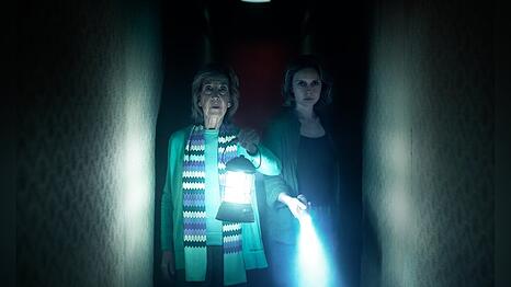 Lin Shaye (l.) ist in ihrer Rolle als Medium Elise Raini auch in "Insidious: Out of the Further" zu sehen.