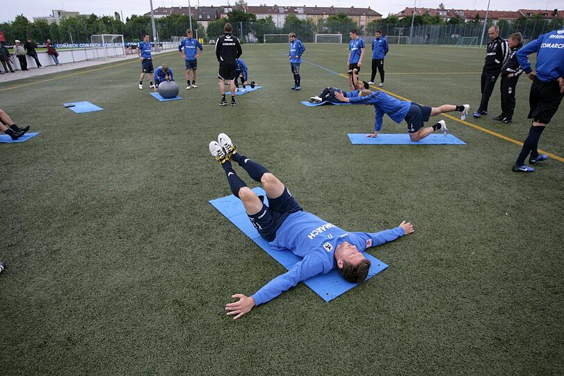 Die Löwen legen sich in Maria Taferl ordentlich ins Zeug: Bankdrücken, Übungen am Gummiseil, Lauftraining - die Bilder aus dem Trainingslager.