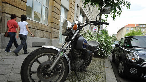 Weil Pkw-Parkplätze oft knapp sind, tolerieren die meisten Ordnungsbehörden auf dem Gehweg abgestellte Motorräder. Weil Pkw-Parkplätze oft knapp sind, tolerieren die meisten Ordnungsbehörden auf dem Gehweg abgestellte Motorräder.
