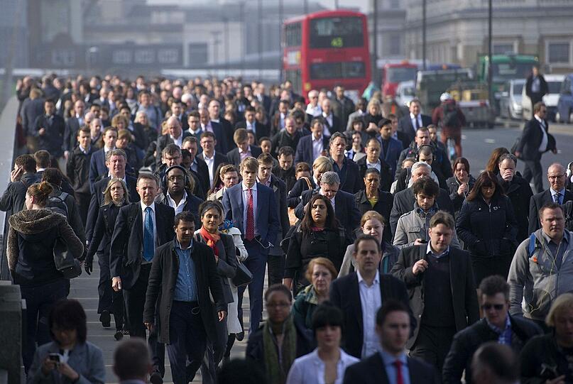 Pendler laufen in Massen über die London Bridge im Zentrum der britischen Metropole, da ein Streik der U-Bahnfahrdienste den Pendlerverkehr behindert.