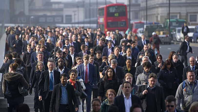 Pendler laufen in Massen über die London Bridge im Zentrum der britischen Metropole, da ein Streik der U-Bahnfahrdienste den Pendlerverkehr behindert. Pendler laufen in Massen über die London Bridge im Zentrum der britischen Metropole, da ein Streik der U-Bahnfahrdienste den Pendlerverkehr behindert.