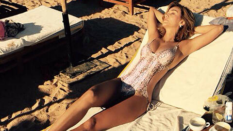 Verona Pooth entspannt am Strand