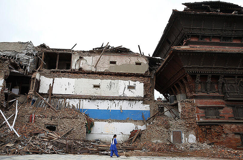 Nach dem verheerenden Erdbeben Ende April hat Nepal bei einer Geberkonferenz Milliarden US-Dollar für den Wiederaufbau eingesammelt.