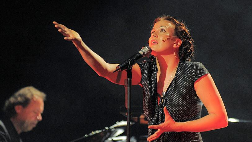 Mit vui Gfui: Kerstin Heiles singt Piaf. Mit vui Gfui: Kerstin Heiles singt Piaf.