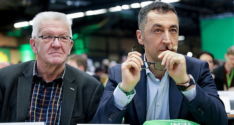 Baden-Württembergs Ministerpräsident Winfried Kretschmann und der Grüne-Vorsitzender Cem Özdemir beim Parteitag von Bündnis 90/Die Grünen in Berlin.
