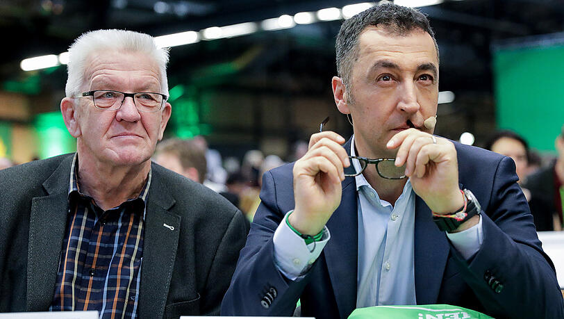 Baden-Württembergs Ministerpräsident Winfried Kretschmann und der Grüne-Vorsitzender Cem Özdemir beim Parteitag von Bündnis 90/Die Grünen in Berlin. Baden-Württembergs Ministerpräsident Winfried Kretschmann und der Grüne-Vorsitzender Cem Özdemir beim Parteitag von Bündnis 90/Die Grünen in Berlin.