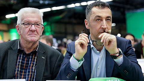 Baden-Württembergs Ministerpräsident Winfried Kretschmann und der Grüne-Vorsitzender Cem Özdemir beim Parteitag von Bündnis 90/Die Grünen in Berlin.