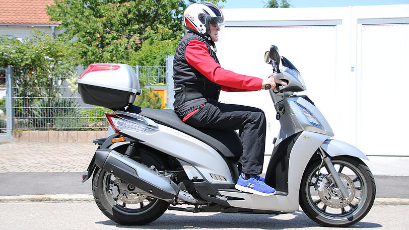 Dank der 16-Zoll-Räder ist die Fahrstabilität des People GT 300i sehr hoch.