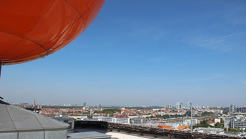 Der Blick vom Dach bis hin zum Müllberg im Norden. Der Blick vom Dach bis hin zum Müllberg im Norden.