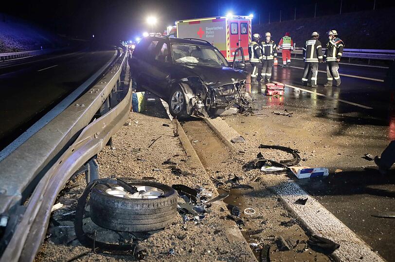 Der SUV prallte bei einem missglückten Überholmanöver in die Leitplanke.