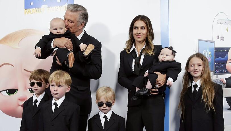 Bald zu neunt: Hilaria und Alec Baldwin mit ihrer Kinderschar.