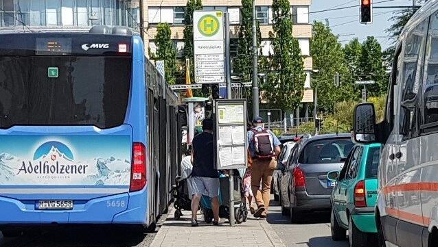 Nur ein schmaler Steig zwischen Bus und Pkw-Spur.