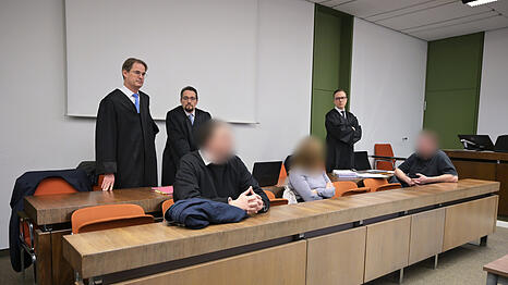 Beim Auftakt des Korruptionsprozesses: Die Anwälte stehen hinter den drei Angeklagten.