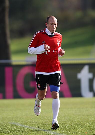 Denn zurück bei den Bayern wurde nach der WM ein Muskelriss diagnostiziert. Der Vorwurf der Bayern: Robben hätte bei der WM nicht eingesetzt werden dürfen. Die komplette Hinrunde der Saison 2010/11 verpasste er damals.
