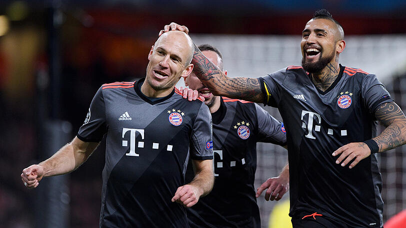 Arjen Robben (links) lässt sich nach seinem Treffer zum 2:1 von Franck Ribéry (verdeckt) und Arturo Vidal feiern.