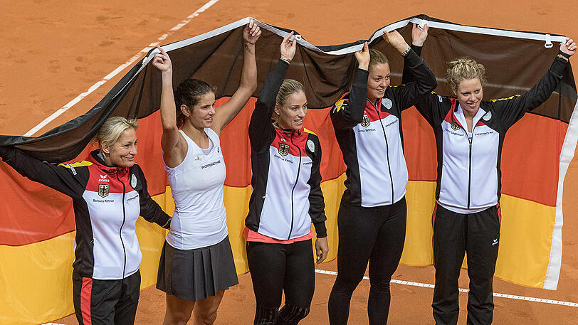 Laura Siegemund, Carina Witthöft, Angelique Kerber, Julia Görges und Teamchefin Barbara Rittner (von rechts) feiern gemeinsam den deutschen Verbleib in der Fed-Cup-Weltgruppe.