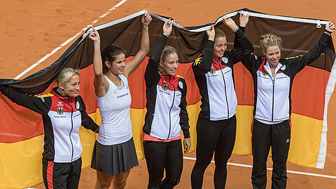 Laura Siegemund, Carina Witthöft, Angelique Kerber, Julia Görges und Teamchefin Barbara Rittner (von rechts) feiern gemeinsam den deutschen Verbleib in der Fed-Cup-Weltgruppe.