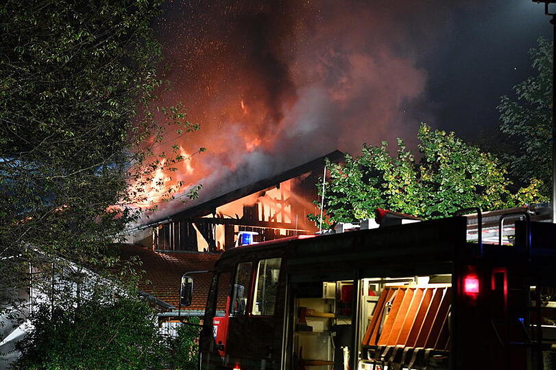 Die Polizei schätzt den entstandenen Sachschaden auf rund 650.000 Euro. Hier die Bilder vom Feuerwehreinsatz in Chieming.