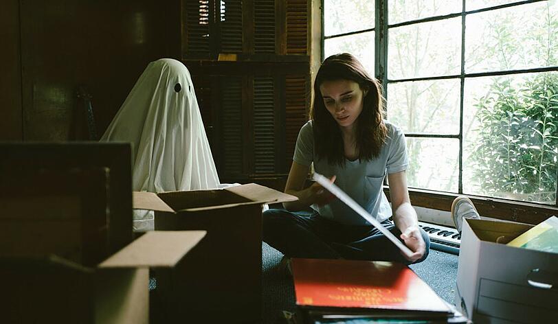 Als Geist bleibt C (Casey Affleck) stets bei seiner M (Rooney Mara).
