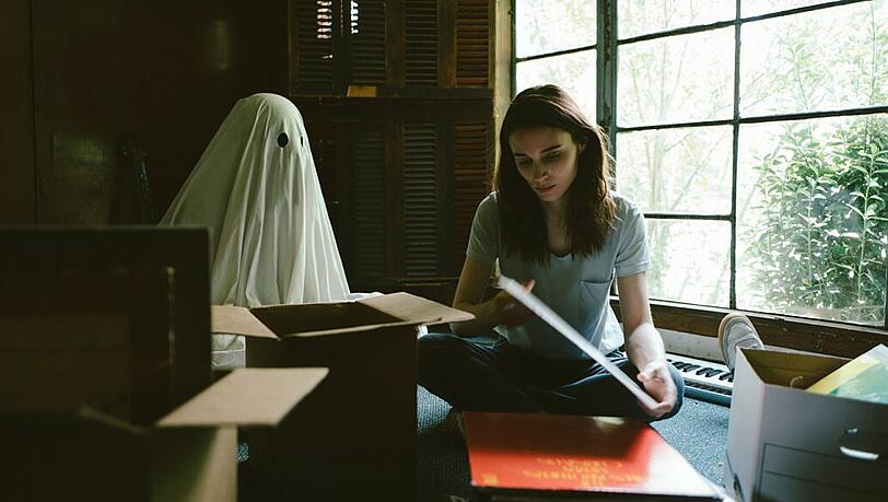 Als Geist bleibt C (Casey Affleck) stets bei seiner M (Rooney Mara).