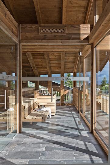 Die skySpa in der 4. Etage begeistert Wellnessliebhaber, die Wellness und Entspannung mit besten Aussichten in die Natur verbinden wollen.