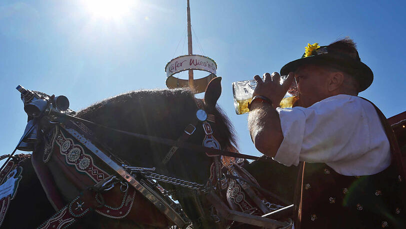 Prost! Bestes Wetter am ersten Wiesn-Tag. Prost! Bestes Wetter am ersten Wiesn-Tag.