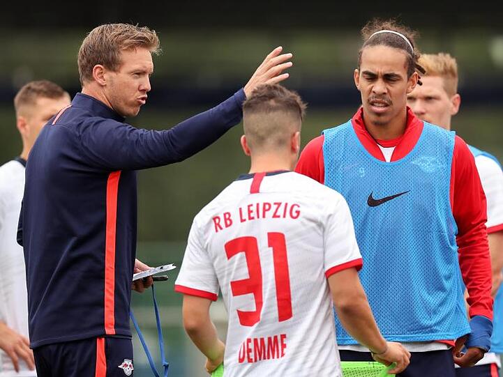 Trainer Julian Nagelsmann (l) will sich mit RB Leipzig an der Tabellenspitze behaupten.