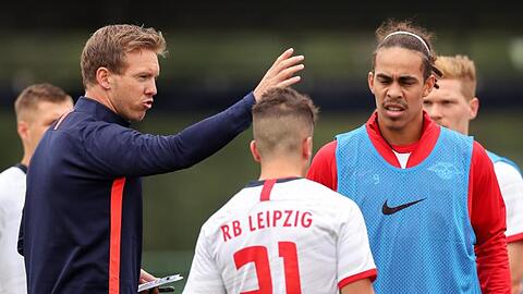 Trainer Julian Nagelsmann (l) will sich mit RB Leipzig an der Tabellenspitze behaupten.