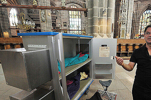 &bdquo;Wohnsysteme für urbane Nomaden&ldquo;: Der Nürnberger Winfried Baumann in der Lorenzkirche vor einer seiner Kunst-Schlaf-Boxen.