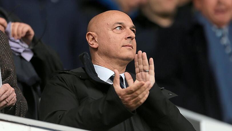 "Er spielt natürlich auf Zeit, ist ein ausgebuffter und, wie ich finde, super Profi", sagt Hoeneß über Tottenham-Boss Daniel Levy. "Er spielt natürlich auf Zeit, ist ein ausgebuffter und, wie ich finde, super Profi", sagt Hoeneß über Tottenham-Boss Daniel Levy.