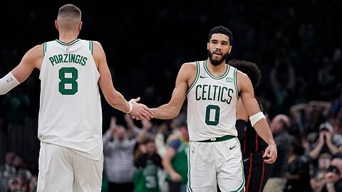 Boston Celtics-Forward Jayson Tatum (0) und Kristaps Porzingis (8) waren beim Heimsieg gegen die Washington Wizards überragend (Archivbild).