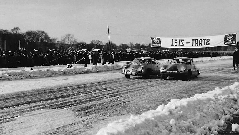 17. Februar 1963: Autos fahren auf dem zugefrorenen Ammersee. Bei der Premiere des Eisrennens im Jahr 1929 waren es nur Motorr&auml;der.