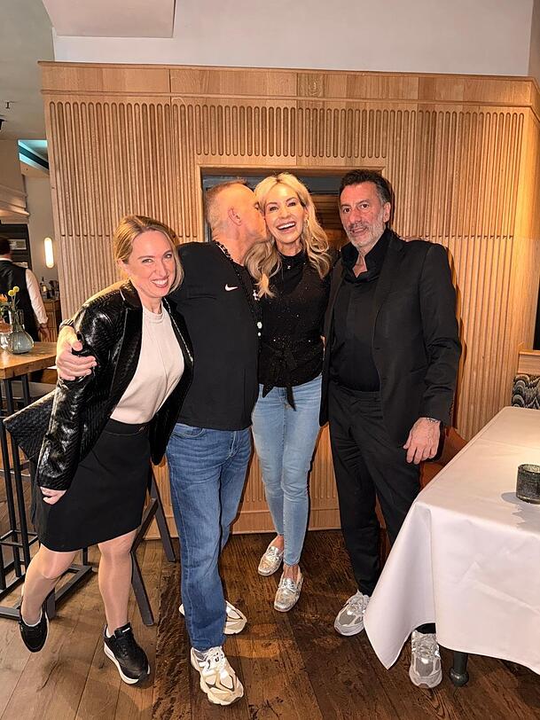 Ein Küsschen für diese Münchnerin: Eros Ramazzotti und Charity-Queen Saskia Greipl-Kostantinidis (Mitte) mit "H'ugo's"-Wirt Ugo Crocamo (r.) und Natascha Svoboda Schulz. Ein Küsschen für diese Münchnerin: Eros Ramazzotti und Charity-Queen Saskia Greipl-Kostantinidis (Mitte) mit "H'ugo's"-Wirt Ugo Crocamo (r.) und Natascha Svoboda Schulz.