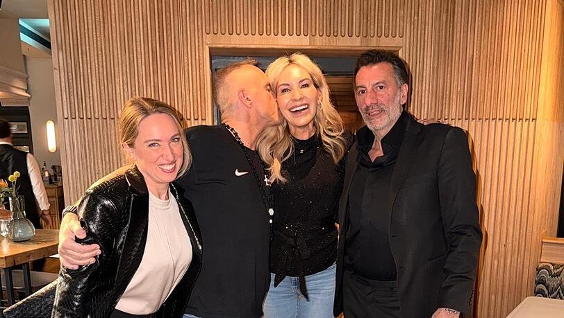 Ein Küsschen für diese Münchnerin: Eros Ramazzotti und Charity-Queen Saskia Greipl-Kostantinidis (Mitte) mit "H'ugo's"-Wirt Ugo Crocamo (r.) und Natascha Svoboda Schulz. Ein Küsschen für diese Münchnerin: Eros Ramazzotti und Charity-Queen Saskia Greipl-Kostantinidis (Mitte) mit "H'ugo's"-Wirt Ugo Crocamo (r.) und Natascha Svoboda Schulz.