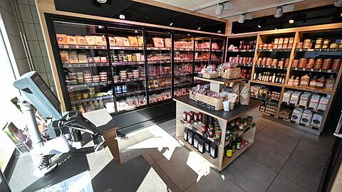 Ein Selbstbedienungsladen einer Metzgerei in Baden-W&uuml;rttemberg. Fleischwaren werden hier ohne Verkaufspersonal angeboten.