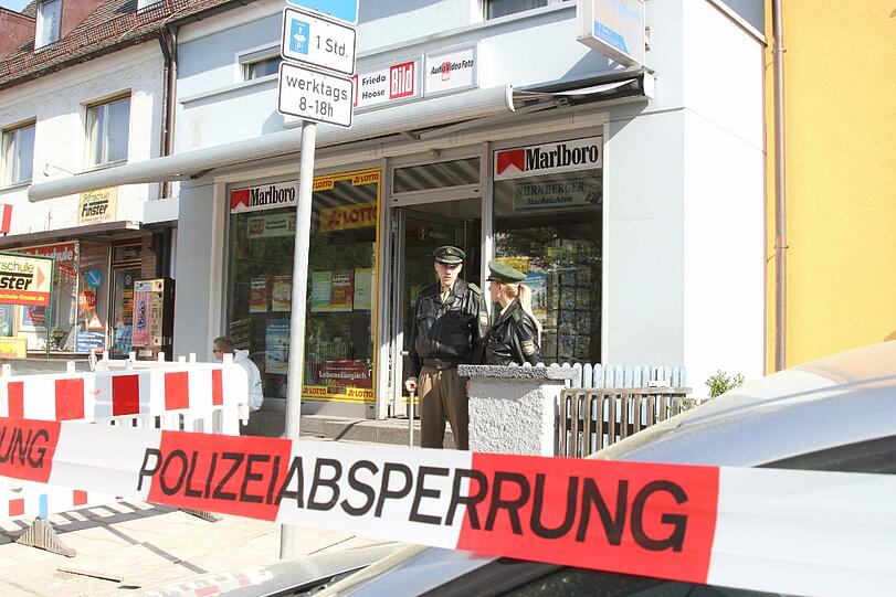 Peter Anders räumt die Tatorte auf.