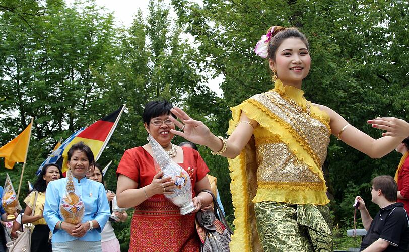 Bayerische Fahnen und buddhistische Mönche: Das Khao Pansa-Fest brachte asiatisches Flair in den Westpark.