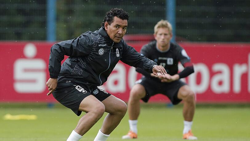 Bei Stabilisationsübungen wirkt er fitter als manch Spieler... Bei Stabilisationsübungen wirkt er fitter als manch Spieler...