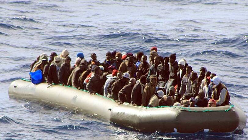 "Das Boot bis zum Unmöglichen gefüllt" - Menschenrechtsorganisationen üben heftige Kritik am Vorgehen der Schleuser. "Das Boot bis zum Unmöglichen gefüllt" - Menschenrechtsorganisationen üben heftige Kritik am Vorgehen der Schleuser.