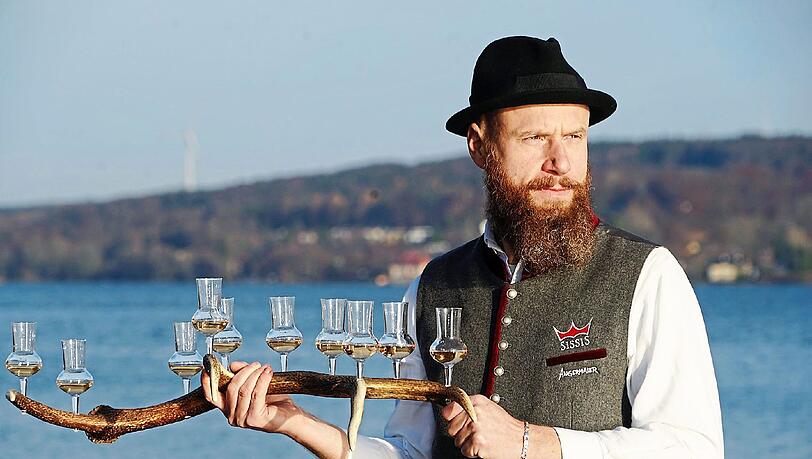Oliver Bischoff am Starnberger See, auf dem Tollwood gibt es seinen Schnaps zu kaufen. Oliver Bischoff am Starnberger See, auf dem Tollwood gibt es seinen Schnaps zu kaufen.
