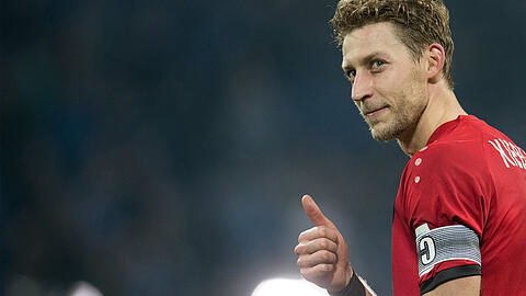 Daumen hoch: Stefan Kießling spielt noch eine weitere Saison für Bayer Leverkusen. Auch nach seiner aktiven Karriere wird er dem Verein erhalten bleiben.