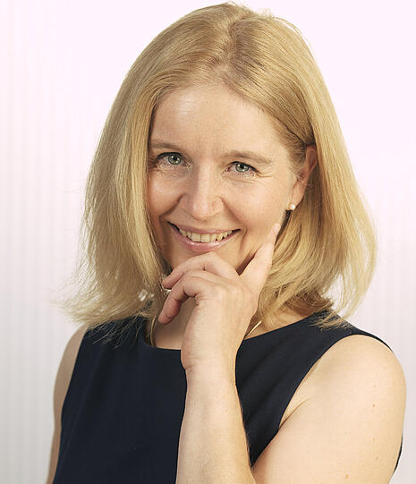 AZ-Expertensrat von  Katharina Schmid: Die Medizinerin (49) stammt aus Wien und ist seit 2009 als Pathologin in Straubing tätig.