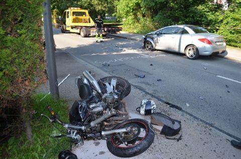 Der 27-jährige Motorradfahrer wurde bei dem Unfall schwer verletzt.