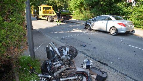 Der 27-jährige Motorradfahrer wurde bei dem Unfall schwer verletzt. Der 27-jährige Motorradfahrer wurde bei dem Unfall schwer verletzt.