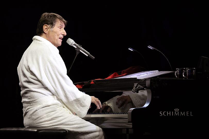 Udo Jürgens mit Bademantel &ndash; allerdings in der Olympiahalle.